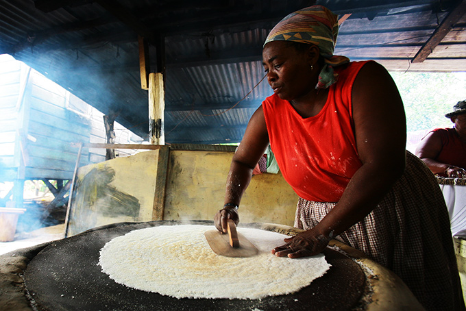 garifuna-cassava-making